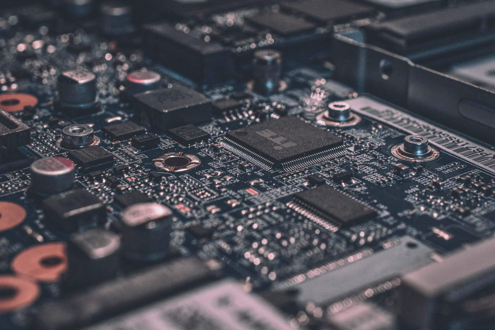 Placa de circuito eletrônico em detalhe, representando engenharia de sistemas